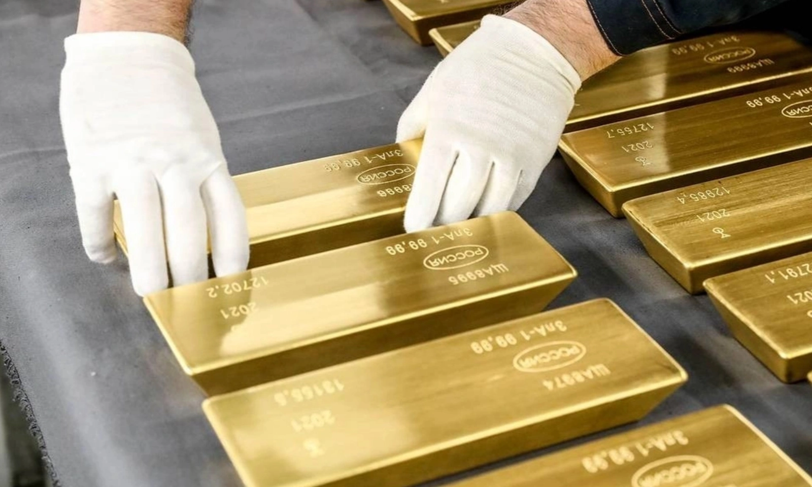 Giá vàng tăng vọt qua mức 3.300 USD/ounce
