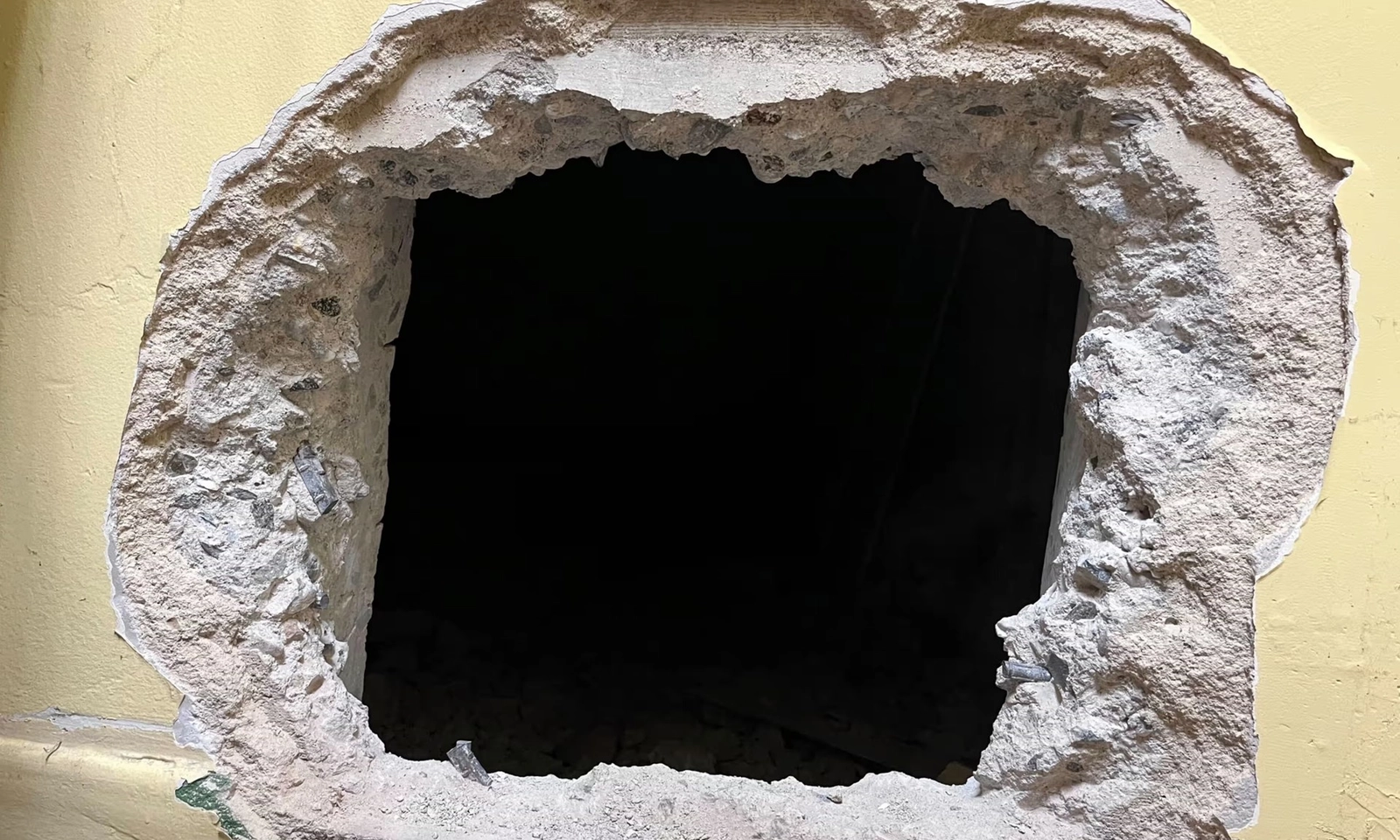 Kẻ trộm đục thủng tường bê tông, đánh cắp số trang sức trị giá gần 260 tỷ đồng