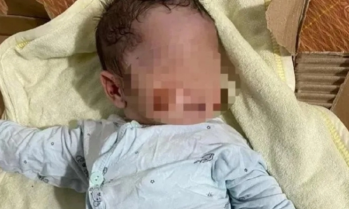 Bé sơ sinh bị bỏ rơi giữa bụi chuối trong tình trạng hạ thân nhiệt, nhiễm khuẩn nặng