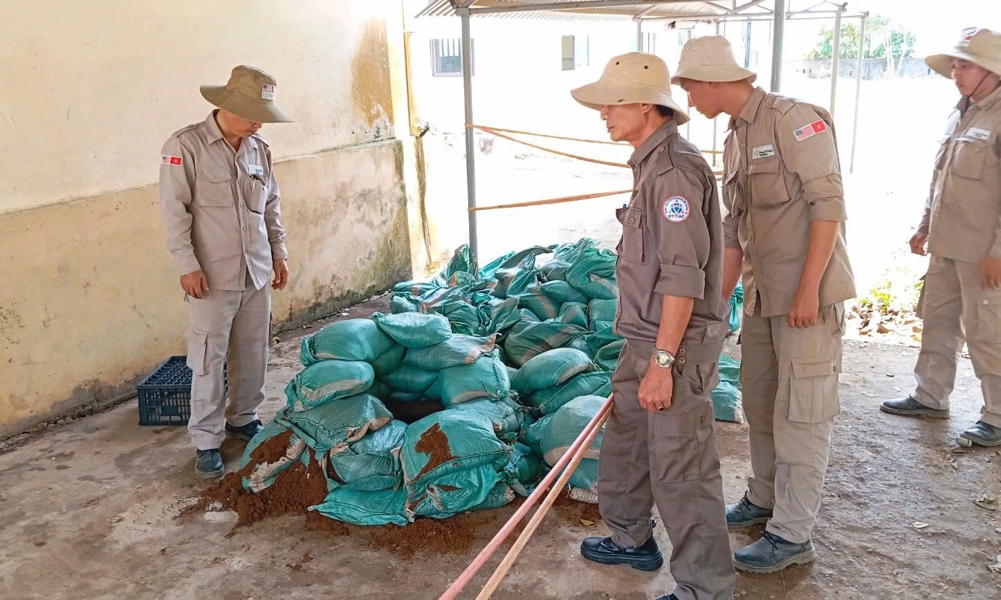 Phát hiện đạn cối trong bãi đất trường học thuê đào để làm hố tập nhảy xa