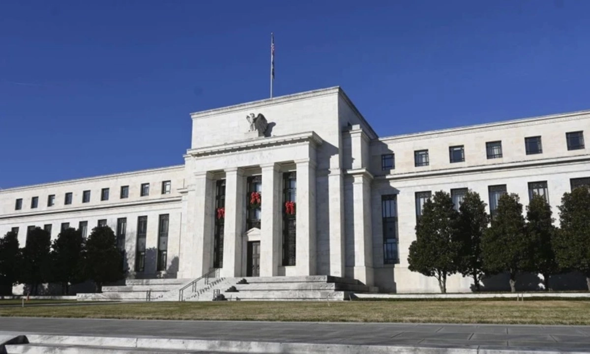 Ông Trump “nắn gân” Fed: Thúc giục cắt giảm lãi suất giữa bão kinh tế