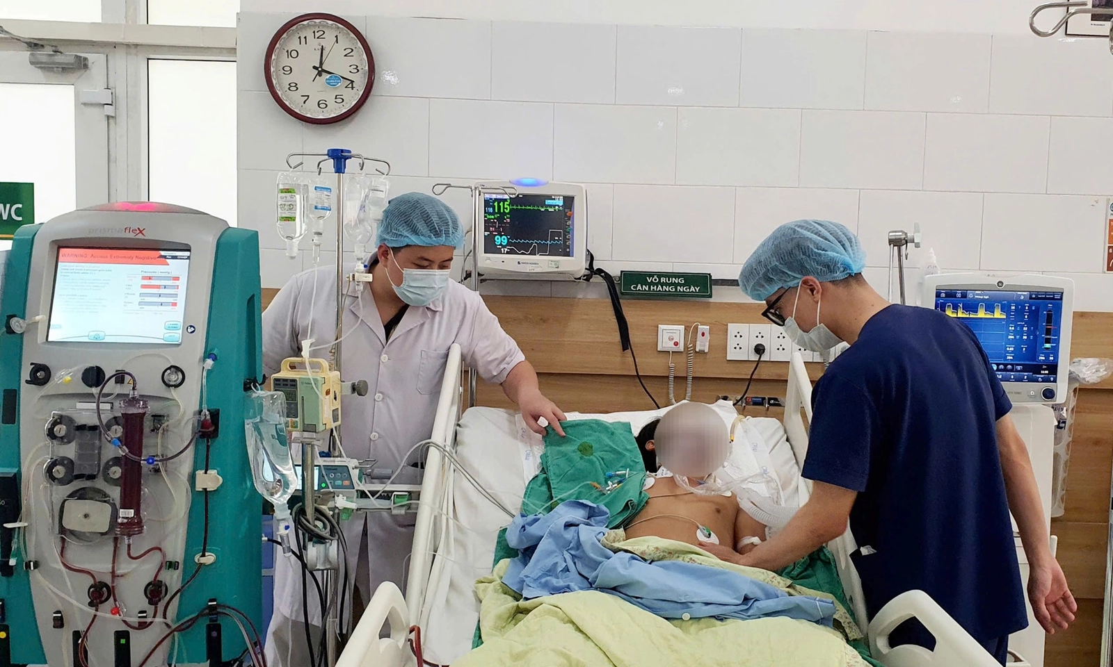 Hái nấm rừng về ăn, 2 vợ chồng hôn mê sâu