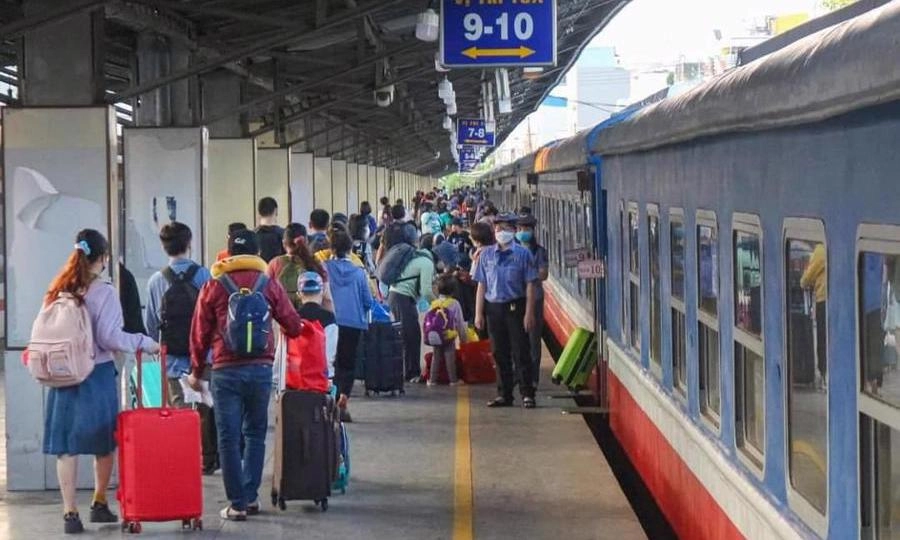 Đường sắt tăng gần 20 chuyến tàu phía Bắc dịp lễ 30/4 - 1/5, ưu đãi cho người có công