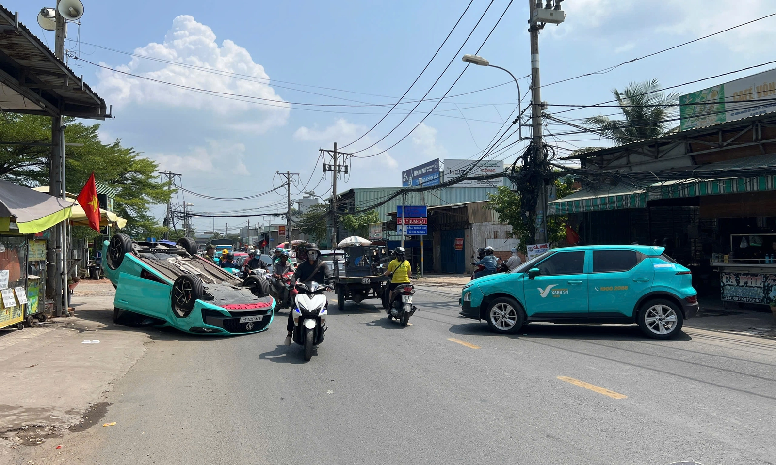 Va chạm trực diện giữa ô tô và taxi công nghệ ở TP Thủ Đức