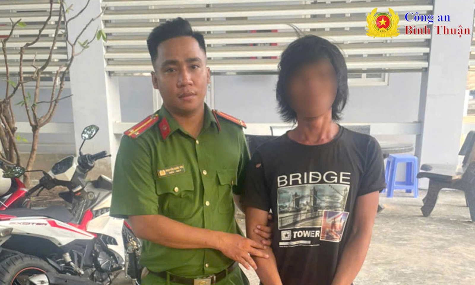 Kịp thời khống chế đối tượng “ngáo đá” cầm búa đập phá nhiều trụ thanh long