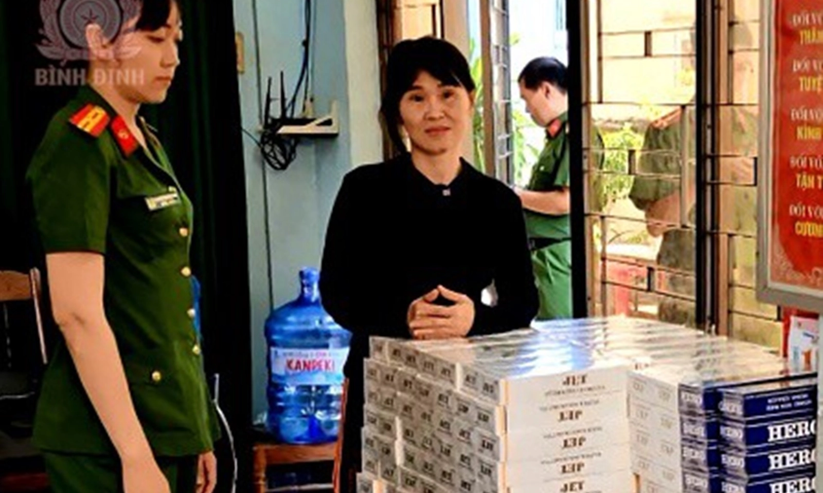 Khởi tố, bắt tạm giam đối tượng tàng trữ, vận chuyển hàng ngàn bao thuốc lá lậu