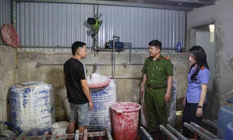 Bắt tạm giam 4 người sản xuất giá đỗ ngâm chất cấm