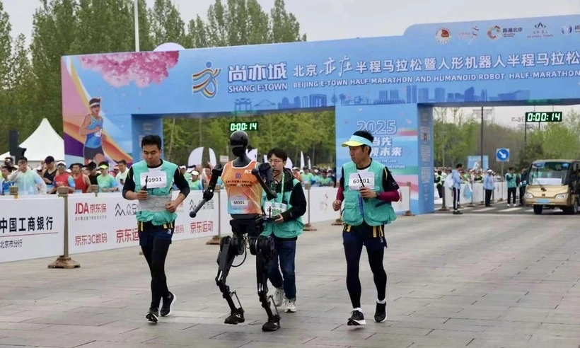 Cuộc đua bán marathon đầu tiên giữa robot và con người