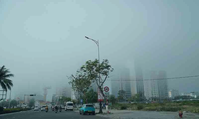 Sương mù bỗng giăng khắp ven biển ở Đà Nẵng