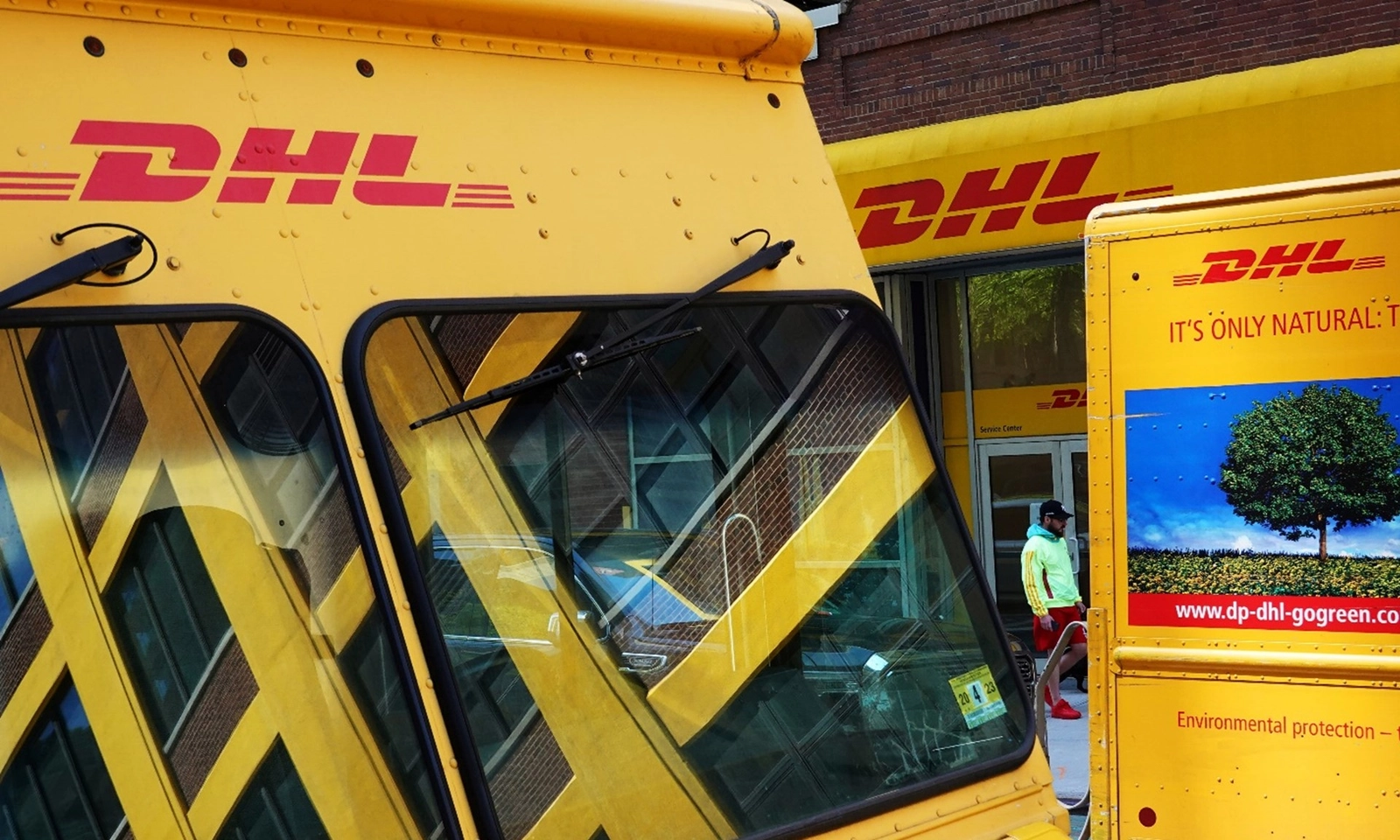 Công ty chuyển phát DHL ngưng chuyển các gói hàng trị giá hơn 800 USD tới Mỹ