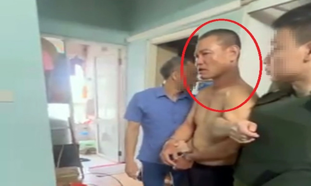 Cầm dao tấn công hàng xóm, cố thủ trong nhà hơn 1 giờ