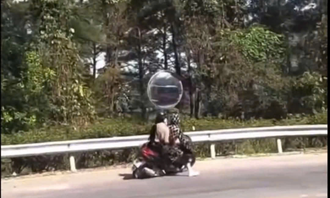 Video clip: Hai cô gái bị thương sau cú đâm xe máy vào hộ lan tại Tam Đảo