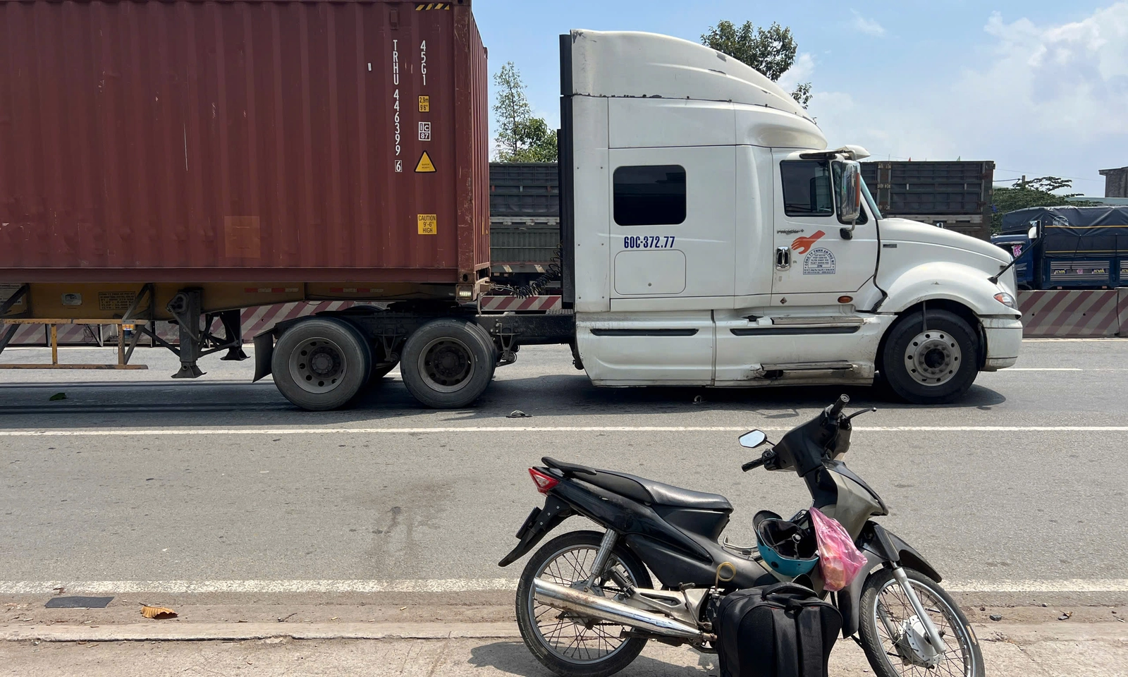 Để xe máy ven đường, người đàn ông lao vào xe container, tử vong