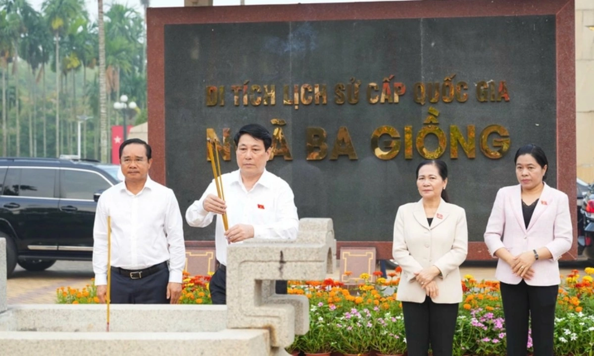 Chủ tịch nước dâng hương khu di tích Ngã Ba Giồng, thăm anh hùng Tô Văn Đực