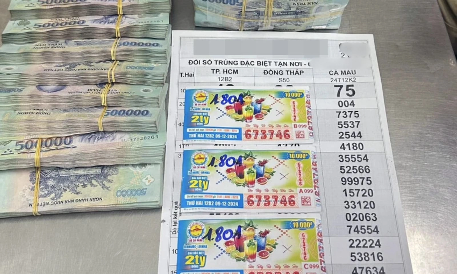 Từ kẻ nợ thành tỷ phú nhờ trúng 5 tờ vé số độc đắc