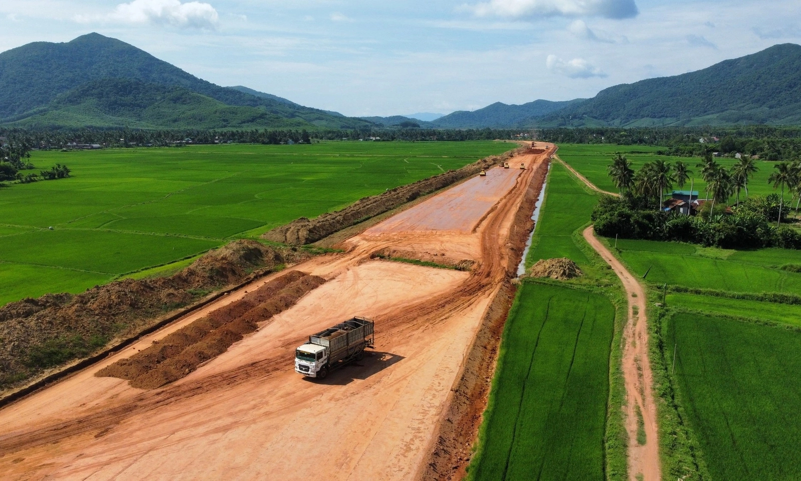Thủ tướng yêu cầu đảm bảo tiến độ, hoàn thành 3.000km đường cao tốc vào năm 2025