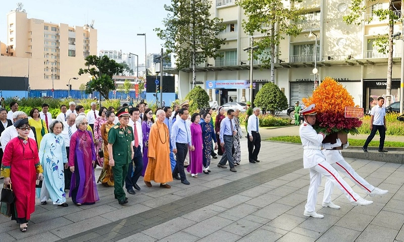 Ông Nguyễn Văn Được cùng các cá nhân tiêu biểu dâng hoa Chủ tịch Hồ Chí Minh