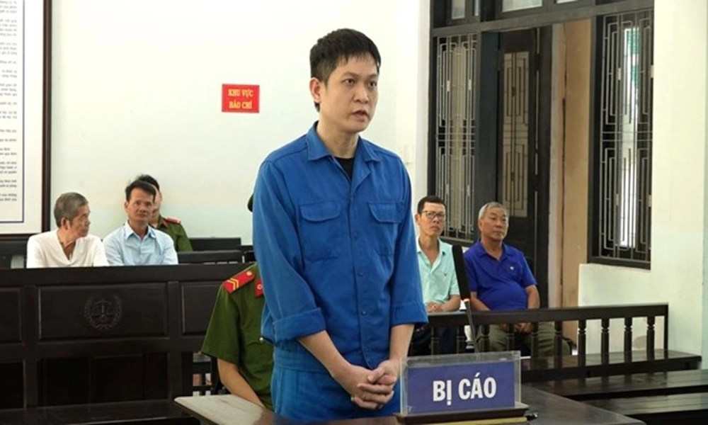 Bịa chuyện khuyến mãi, chiếm tiền công ty để đánh bạc online 
