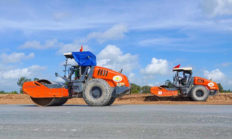 Không nghỉ lễ, cao tốc Cần Thơ - Cà Mau vẫn trải thảm nhựa