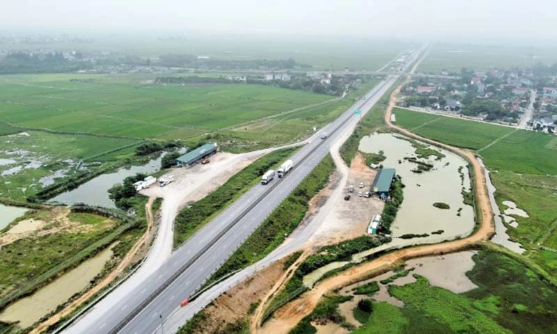 Nhiều trạm dừng nghỉ cao tốc tổ chức thi công rất chậm