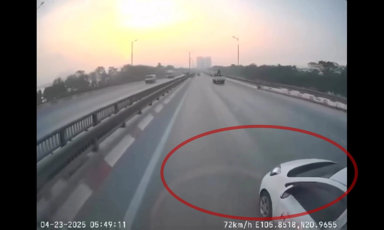 Video clip: Xe con chuyển làn rơi vào điểm mù của xe tải