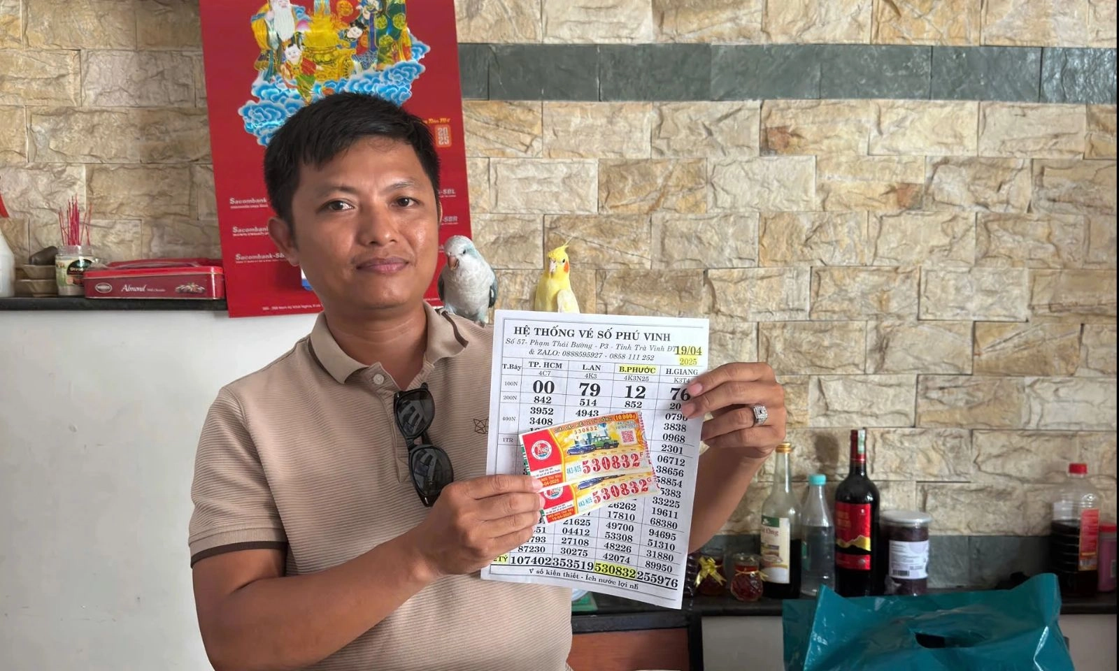 Mua vé số quên dò, 3 ngày sau người đàn ông mang bao lớn đi nhận tiền