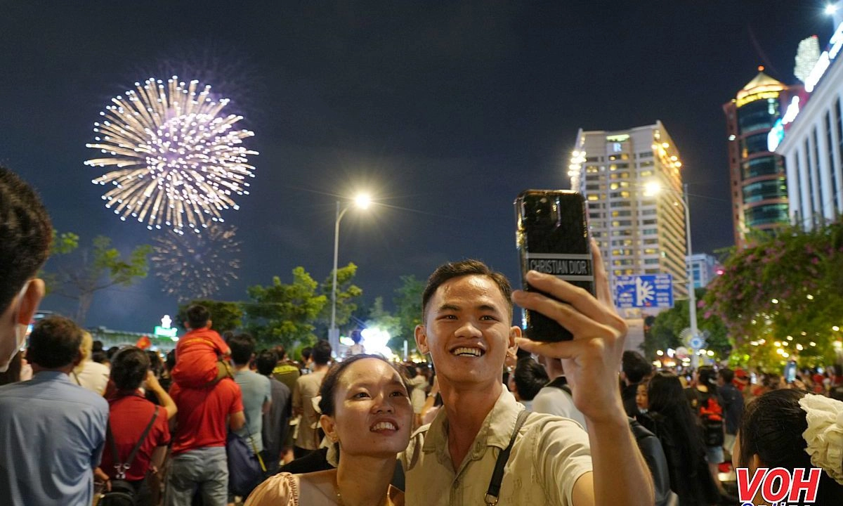 Hàng ngàn người thưởng thức pháo hoa chào mừng 30/4