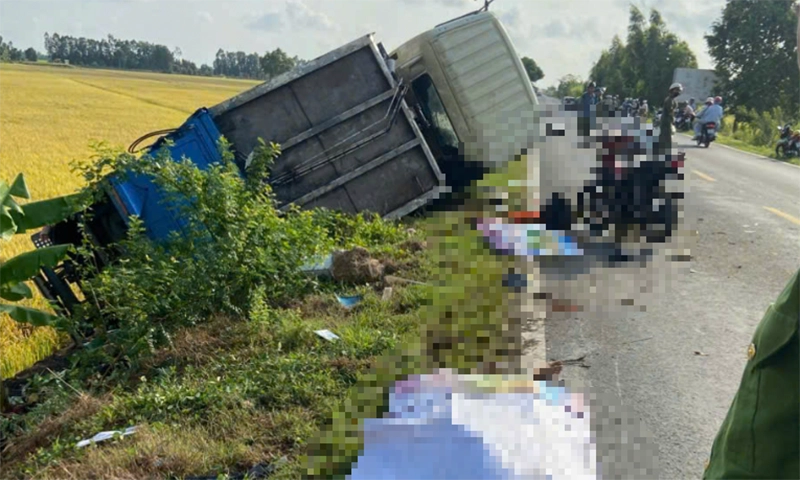 Xe chở rác lao vào lề, lật nghiêng va chạm 2 người đi xe máy tử vong