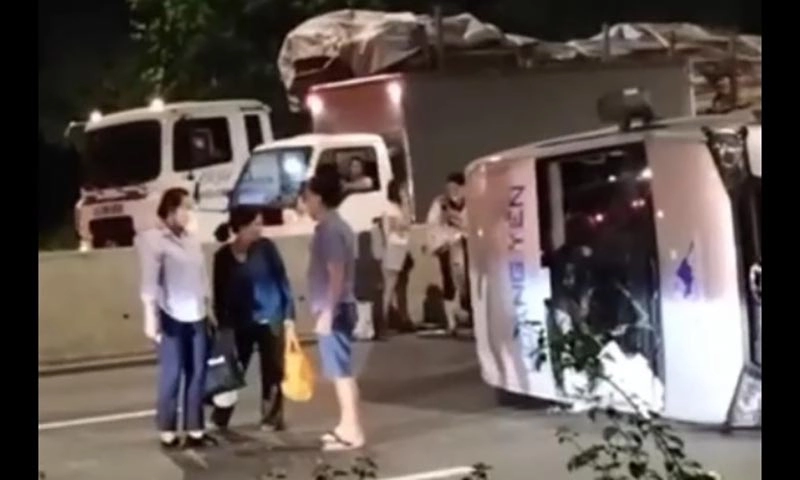 Xe 12 chỗ lật ngang giữa đường trong đêm ở Bình Dương