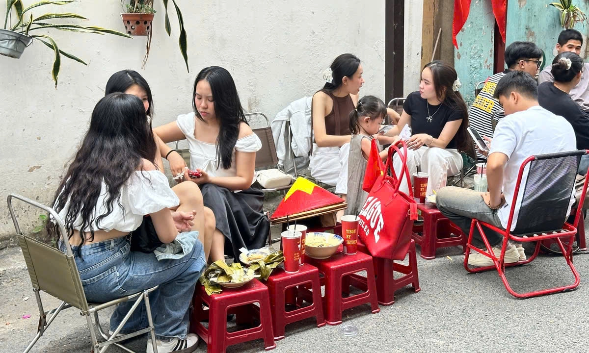Cách người trẻ xuống phố hòa nhịp đại lễ 30/4