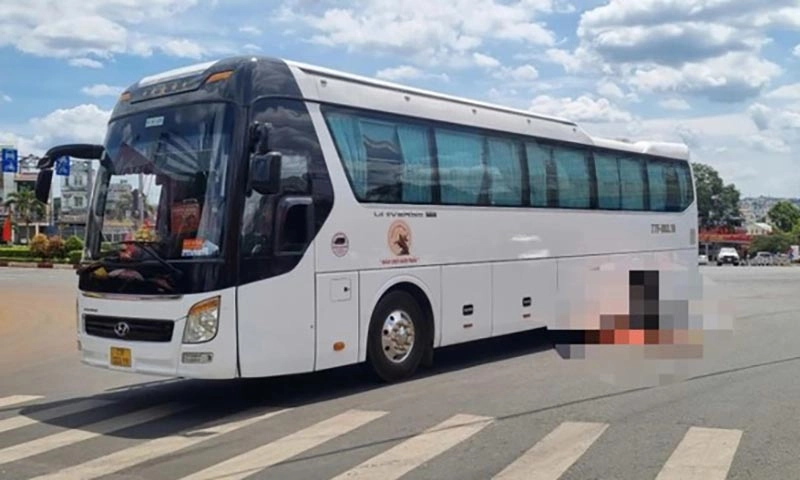 Xe khách tông tử vong người phụ nữ băng qua đường