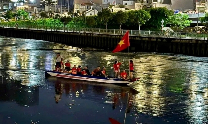 Chưa kịp xem pháo hoa thì đã kịp... mắc cạn giữa sông Sài Gòn