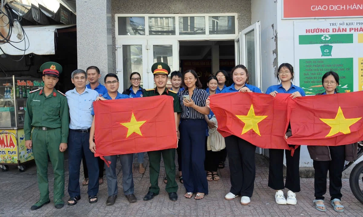 Góp sức nhỏ điểm tô ngày non sông thống nhất