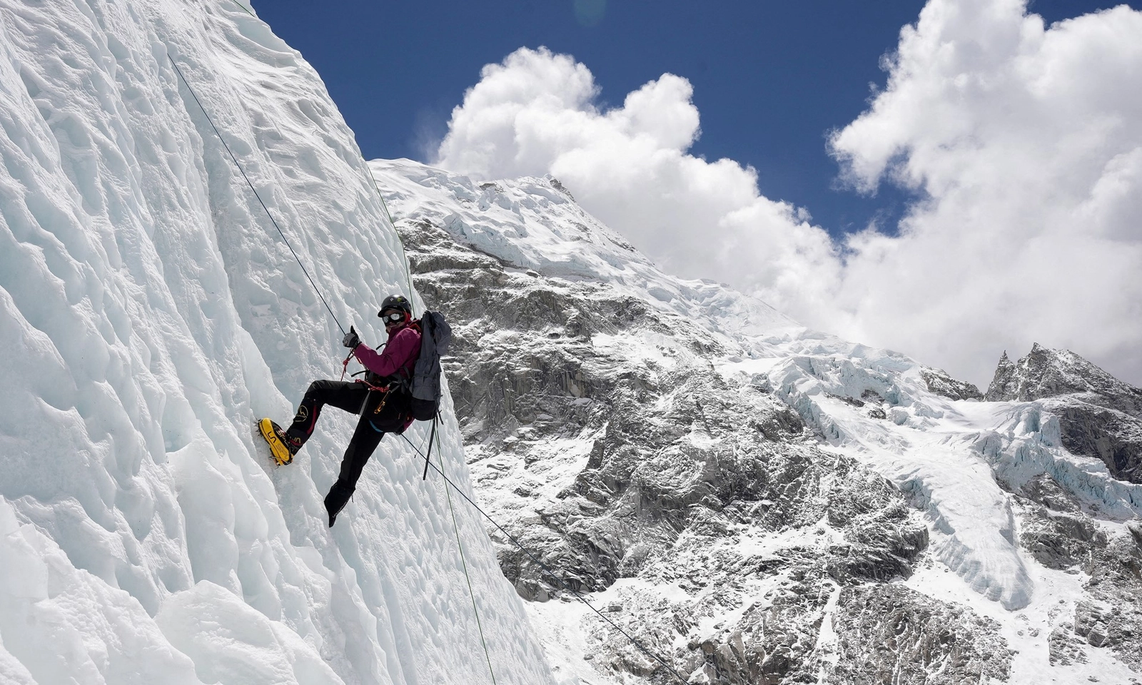 Nepal chỉ cấp phép leo núi Everest cho người từng leo ít nhất 1 ngọn núi cao 7.000 mét của nước này