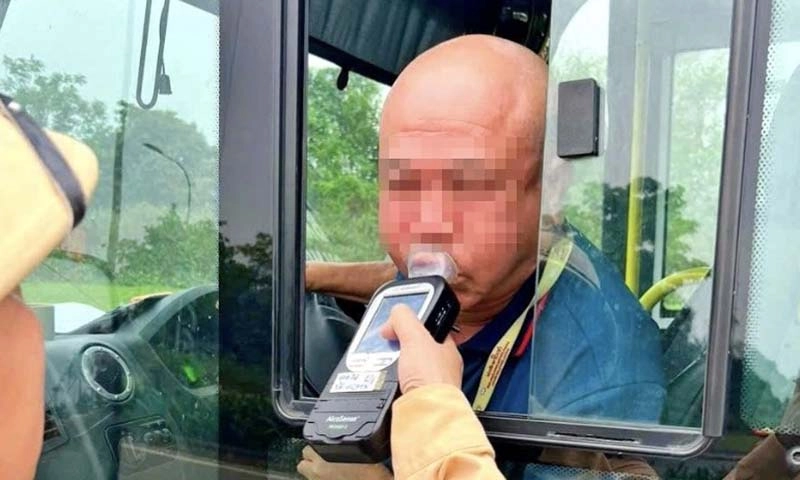 Tài xế lái xe chở nhân viên công ty vi phạm nồng độ cồn rất nguy hiểm  