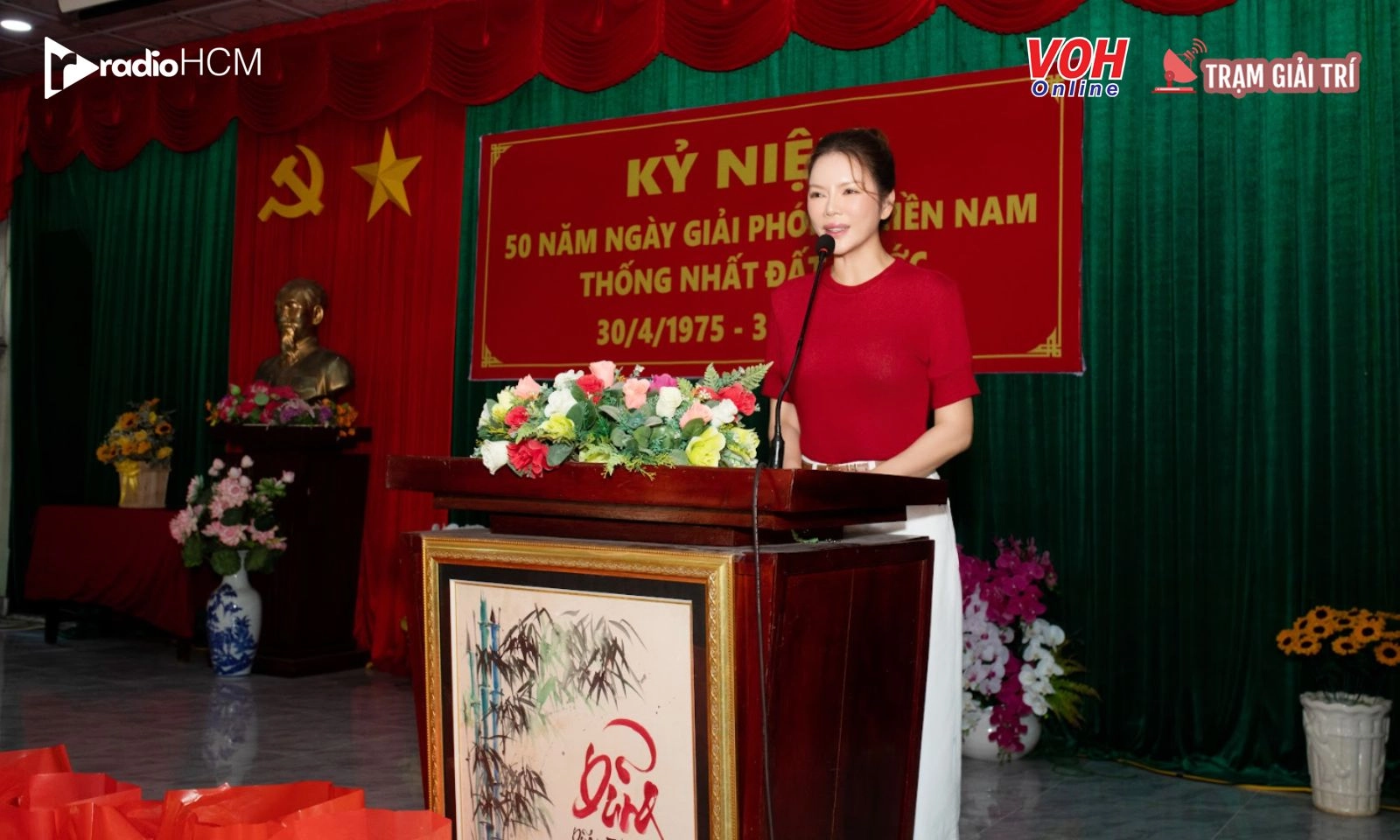 Nghẹn ngào khoảnh khắc Lý Nhã Kỳ nắm tay các cựu chiến binh kể chuyện chiến trường