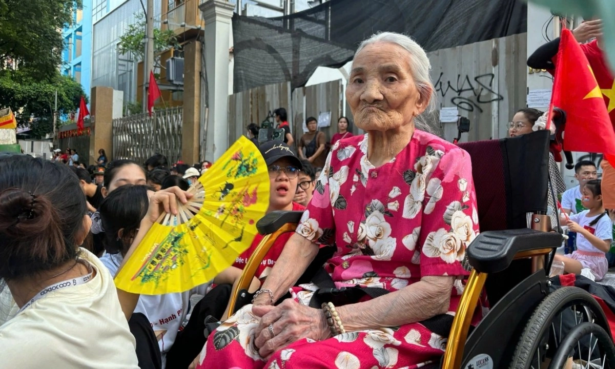 Mẹ muốn, con sẽ làm!: Cõng mẹ 100 tuổi đi xem diễu binh