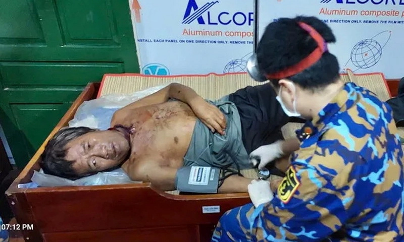 Nhà giàn DK1/10 cấp cứu kịp thời ngư dân gặp nạn trên biển