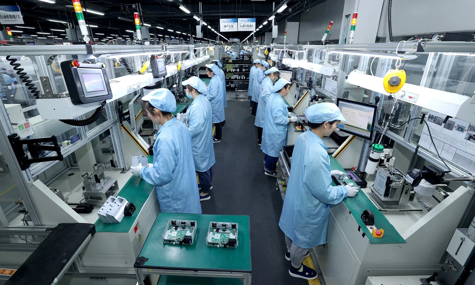 Hoạt động sản xuất tại Trung Quốc giảm mạnh do chính sách thuế quan của Mỹ