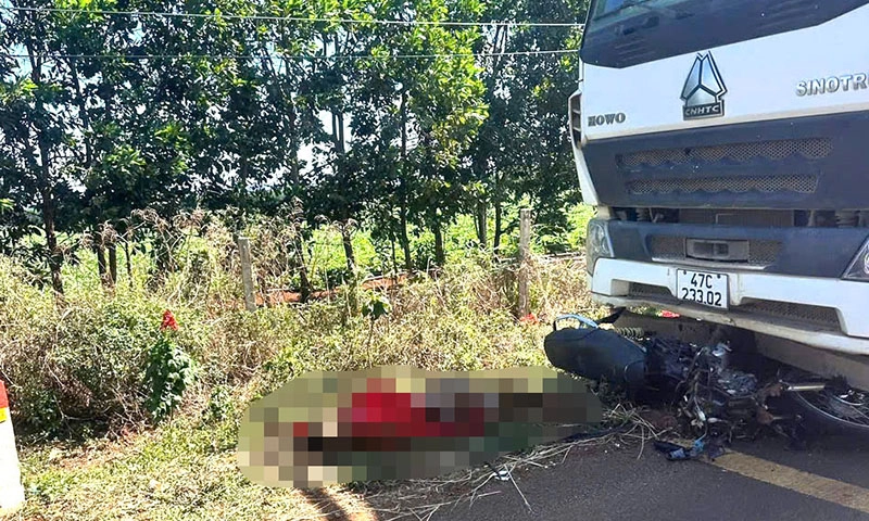 Đi không đúng phần đường va chạm với xe tải, nam thanh niên tử vong tại chỗ
