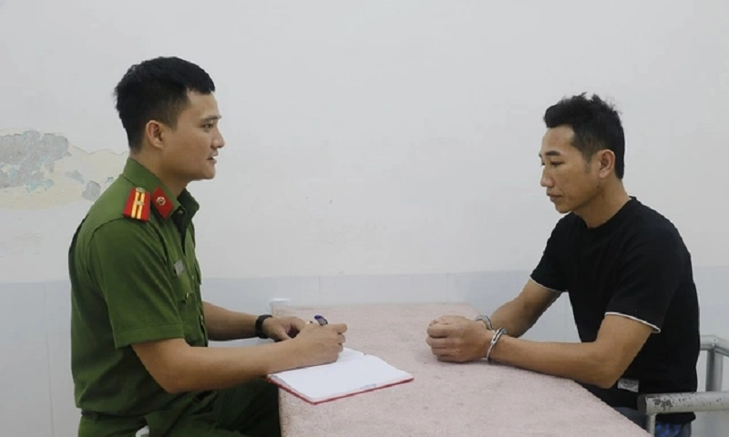 Phụ huynh say rượu xông vào trường hành hung cô giáo, công an tạm giữ điều tra