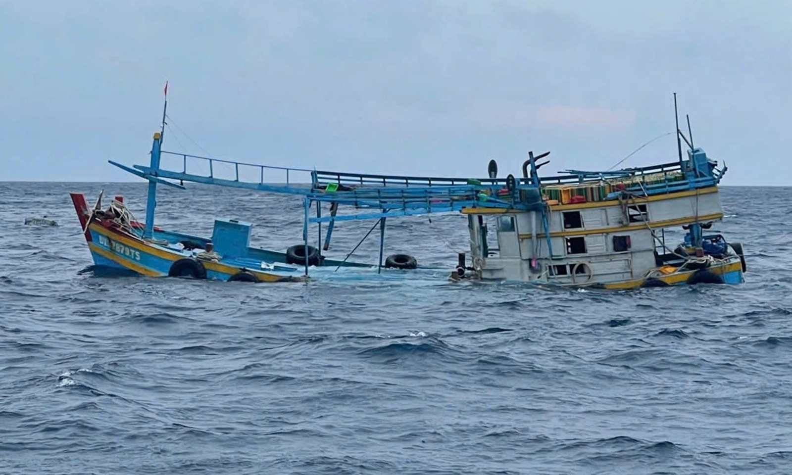 Cứu 10 ngư dân gặp nạn do tàu cá va chạm với tàu hàng Liberia