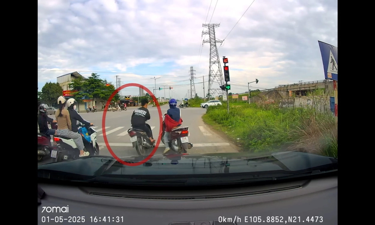 Video clip: Thanh niên đầu trần đi xe máy, vượt ẩu qua ngã tư ở Thái Nguyên