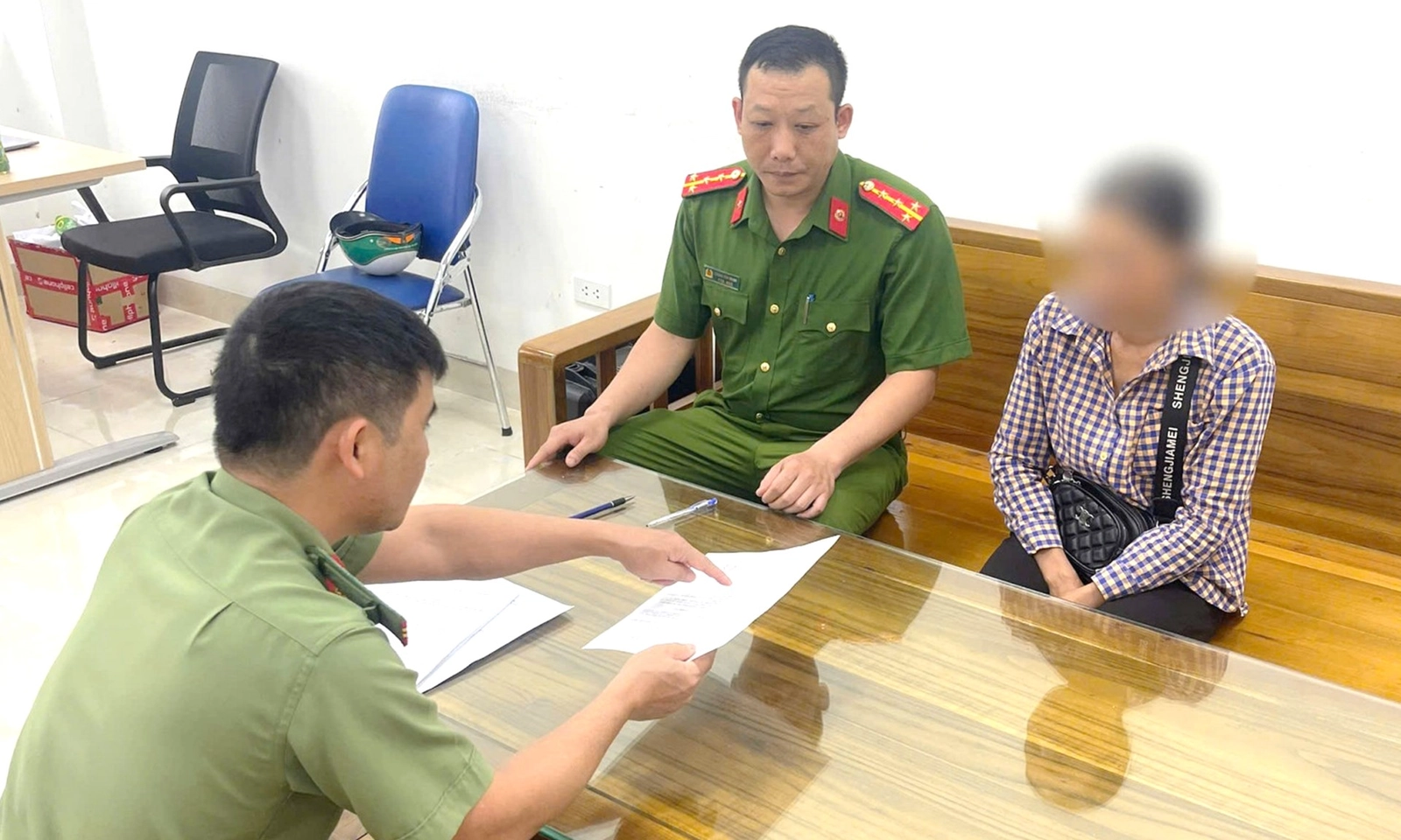 Xử phạt người phụ nữ đăng tin ‘đi xe máy đeo dép lê’ bị phạt 200.000 đồng