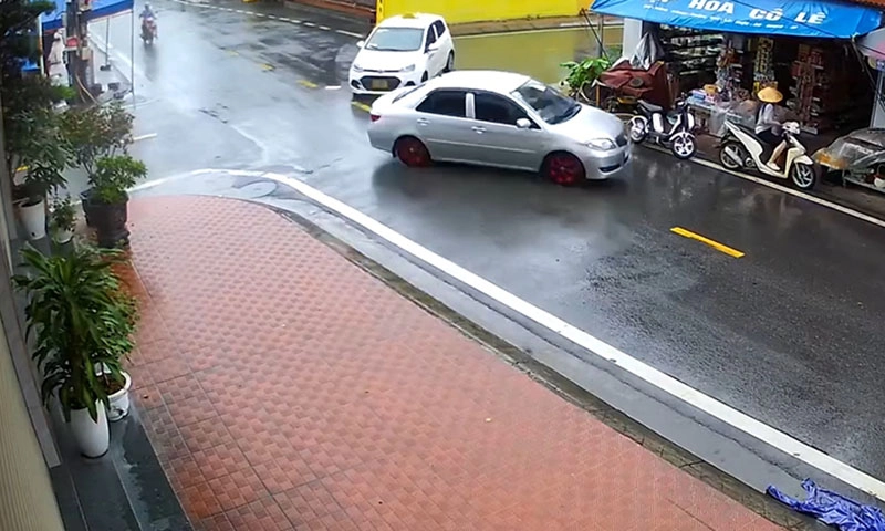 Đường trơn ướt không làm chủ tốc độ, ô tô bị xoay 180 độ