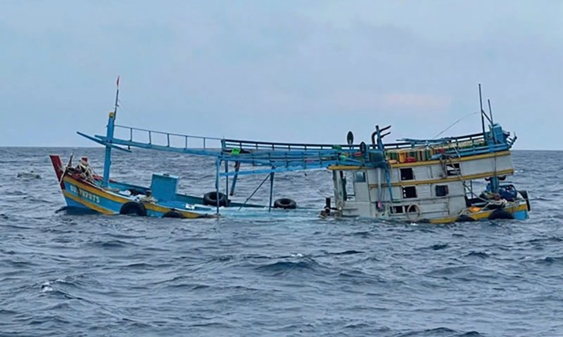 Sau va chạm, tàu cá Việt Nam bị chìm, tàu hàng nước ngoài bỏ chạy mất