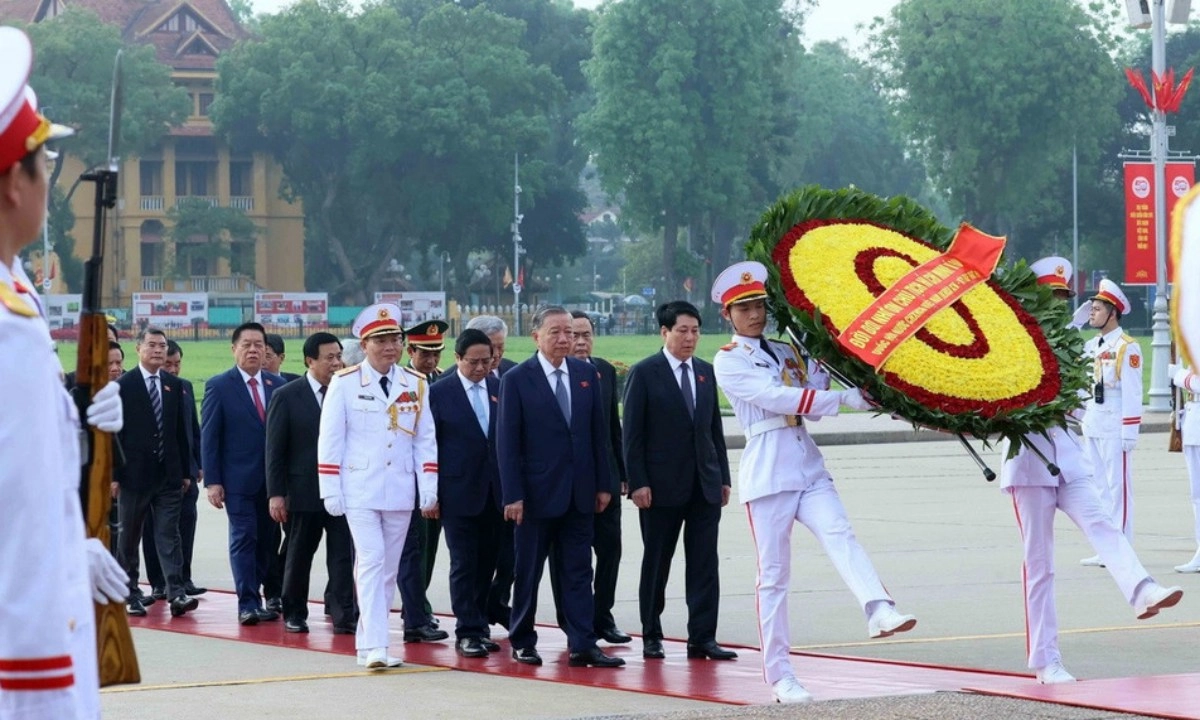 Lãnh đạo Đảng, Nhà nước, đại biểu Quốc hội vào Lăng viếng Chủ tịch Hồ Chí Minh