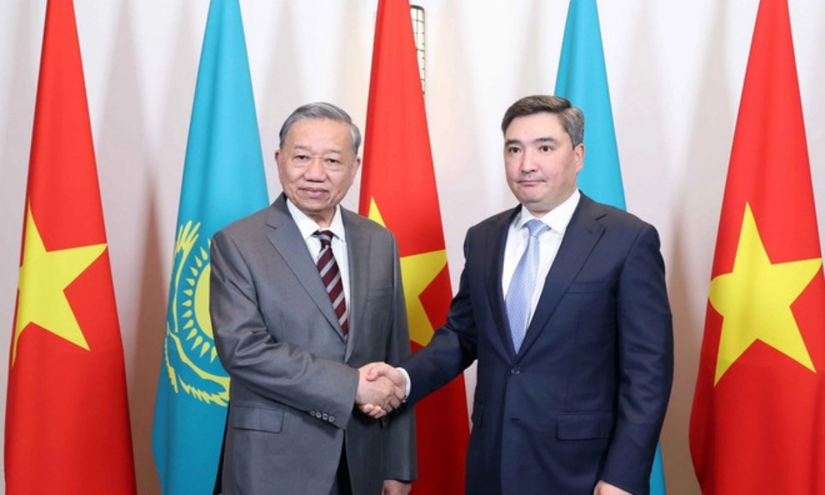 Tổng Bí thư: Tạo điều kiện cho hàng hóa Việt Nam thâm nhập sâu vào Kazakhstan