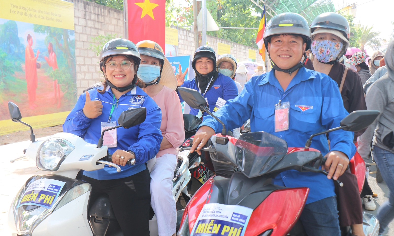 Đội xe ôm tình nguyện hỗ trợ người dân chiêm bái xá lợi Phật tại Vesak 2025