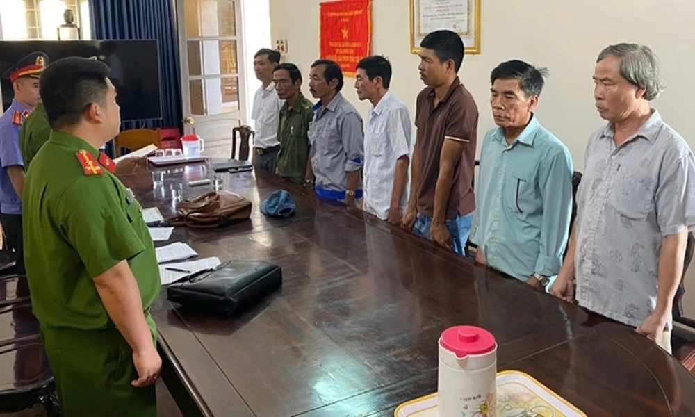 Phá sới bạc xóc đĩa lúc nửa đêm: 5 người bị khởi tố, 2 người bị bắt giam